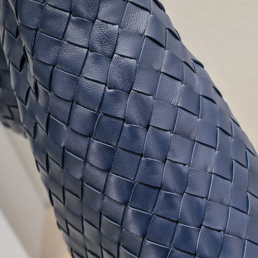 Batch 2160 #Bv New large HOP bag, the bag body and handles are made of a whole piece of woven leather. The bag body is soft and lazy. Hop symbolizes the praise of innovation and eternal craftsmanship [love]. The pyramid silhouette combines practicality and fashion. Modern and casual, the bag mouth is double-sided closed design, more convenient and safe! The cowhide texture also makes the bag more wear-resistant and durable. A must-have for fashionable ladies who like minimalism yet comfortable and casual! Size: 54x24x13, Model: 3970#